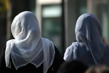 Fransa'da başörtüsü yasağına karşı dayanışma akımı