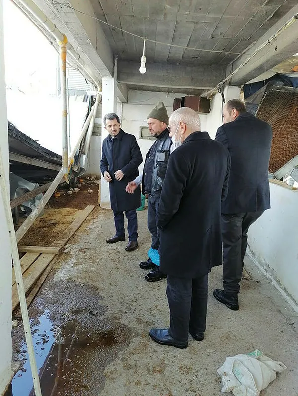 sakaryada-ciftligin-catisi-coktu-25-bin-tavuk-telef-oldu-1643181905940.jpg Sakarya'da çiftliğin çatısı çöktü! 25 bin tavuk telef oldu-2