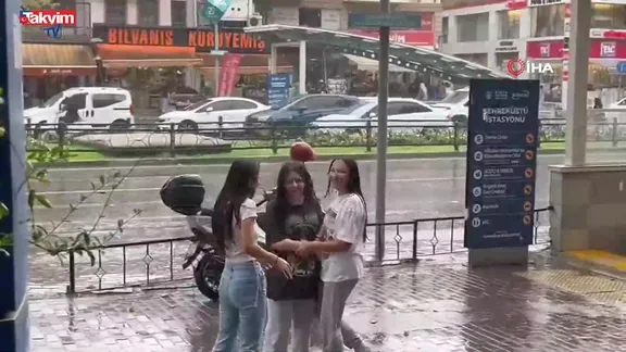 Bursa’da yağmur sevinci: Böyle dans ettiler