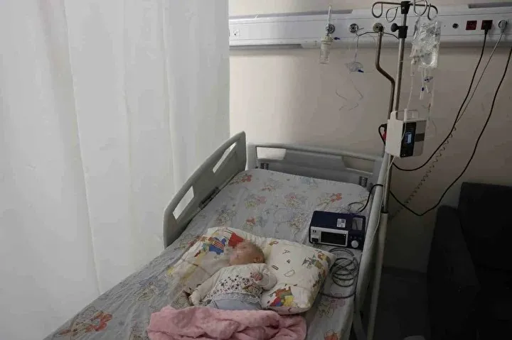 Serum bandajını çıkarırken dehşeti yaşattı: 5 aylık bebeğin parmağı koptu-3