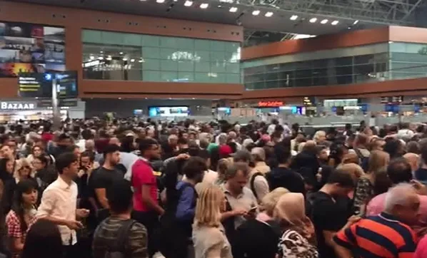 Sabiha Gökçen'de 1000 yolcu uçağını kaçırdı-1
