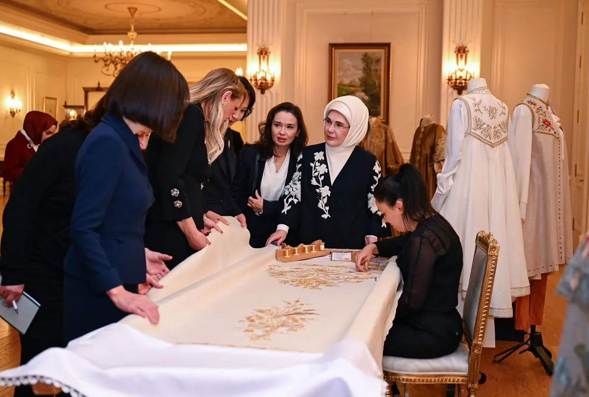 1793369741511.jpeg Emine Erdoğan lider eşlerini Ankara'da ağırladı: Aile ve Kadın Konseyi toplantısının ardından kültürel miras sergisi gezildi-5