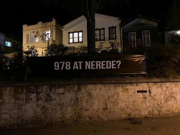 adalarda-hayvanseverler-ibbye-kayip-atlarin-akibetini-soran-tepki-pankartlari-asti-hani-atlar-size-emanetti-1620661698929.jpeg Adalar'da hayvanseverler İBB'ye kayıp atların akıbetini soran tepki pankartları astı! Hani atlar size emanetti?-5