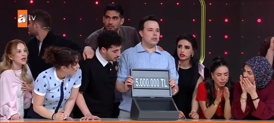 Var Mısın Yok Musun'da Beylikdüzü'nden canlı yayına yetişen aile Hilal'i ağlattı-3