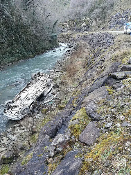Giresun'da feci kaza! Minibüs dereye devrildi-1