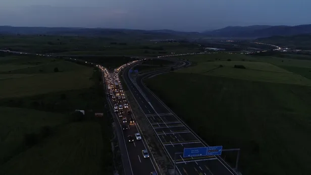 70 kilometrelik bayram dönüşü kuyruğu havadan görüntülendi! 3 il sınırına ulaştı-4