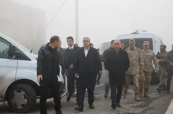 Son dakika: Diyarbakır'da polis servisine bombalı saldırı: 9 memur yaralandı-15
