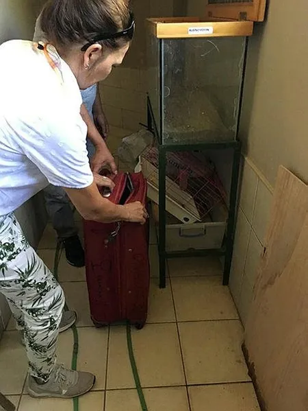 Antalya otogarında valizde boa yılanı ele geçirildi-2
