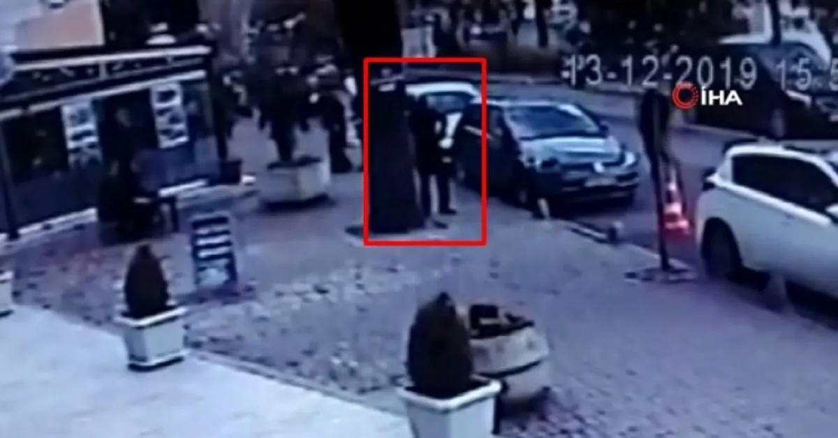 Fatih'te ölüm yürürken yakaladı! O anlar kamerada