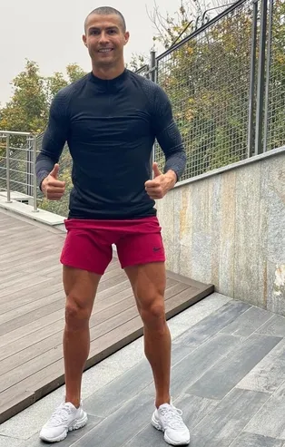 Koronavirüse yakalanan Cristiano Ronaldo karantinada saçlarını kazıttı! Yeni imajı olay yarattı