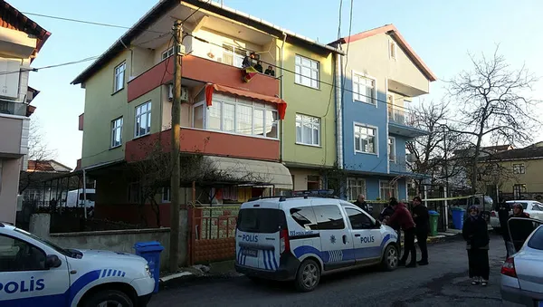 kocaelide-evinde-olu-bulunan-yasli-kadina-uyusturucu-hap-verip-tecavuz-etmisler-1604675283502.jpg Kocaeli'de evinde ölü bulunan yaşlı kadına, uyuşturucu hap verip tecavüz etmişler!-3