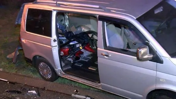 Ataşehir'de İETT dehşeti! Emniyet şeridindeki minibüse çarptı: 2 yaralı-3