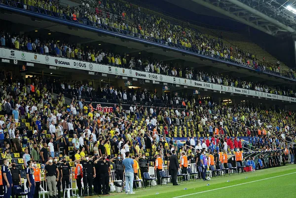 fenerbahce-sampiyon-oldugu-sezona-selam-cakti-1629711491785.jpg Fenerbahçe şampiyon olduğu sezona selam çaktı!-3