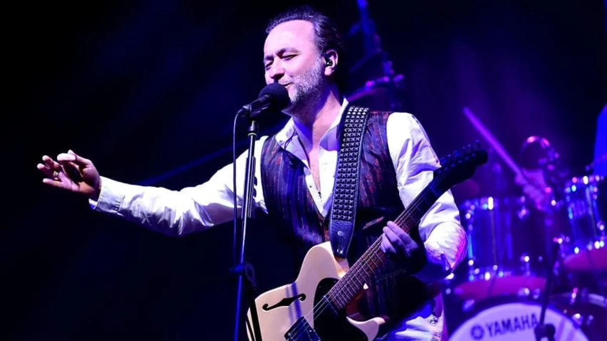 Şarkıcı Nev yoğun bakımda! Karaciğer rahatsızlığı nedeniyle hastaneye kaldırıldı