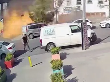 bagcilarda-is-yerinde-patlama-o-anlar-kamerada-1698406095573.jpg Bağcılar'da iş yerinde patlama! O anlar kamerada-4