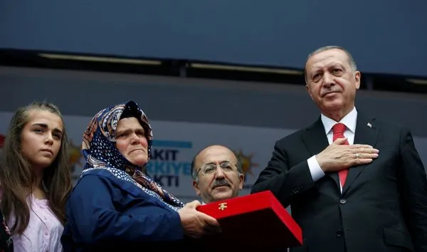 Cumhurbaşkanı Erdoğan şehit Eren Bülbülün annesine hediye edilen evin anahtarını verdi