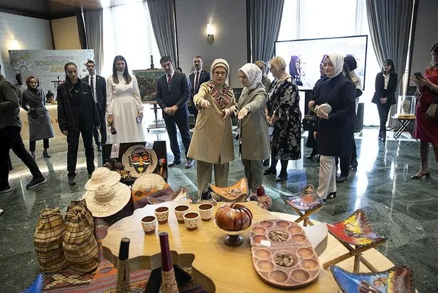 emine-erdogan-dunya-gonulluluk-gunu-kapsaminda-cumhurbaskanligi-kulliyesindeki-afrika-evi-programina-katildi-1670353286512.jpeg Emine Erdoğan, Dünya Gönüllülük Günü kapsamında Cumhurbaşkanlığı Külliyesi'ndeki Afrika Evi programına katıldı-3