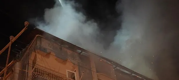 5 katlı apartmanın çatı katı alev aldı