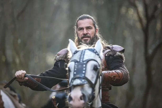 ertugrul-bey-geri-donsun-sesleri-yukseldi-engin-altan-duzyatan-bekleniyordu-ancak-son-anda-1592668555885.jpg Ertuğrul Bey geri dönsün sesleri yükseldi! Engin Altan Düzyatan bekleniyordu ancak son anda...-6