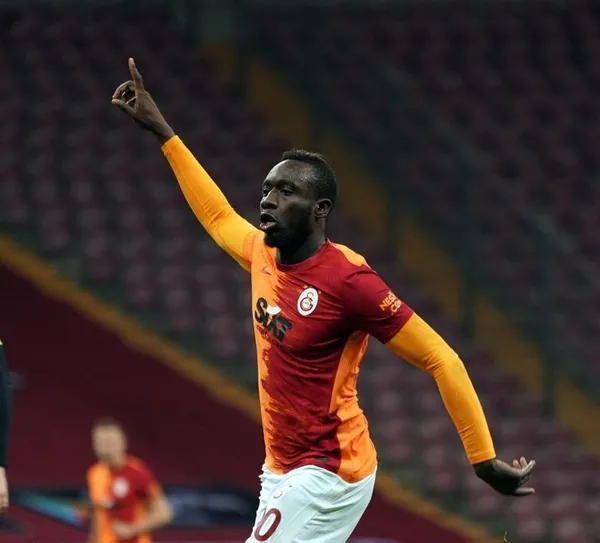 son-dakika-galatasarayda-diagnenin-esinin-koronavirus-testi-negatif-cikti-karantinada-olmasi-gereken-diagne-alisverise-cikti-1608976683253.jpg SON DAKİKA: Galatasaray'da Diagne'nin eşinin koronavirüs testi pozitif çıktı! Karantinada olması gereken Diagne alışverişe çıktı-3