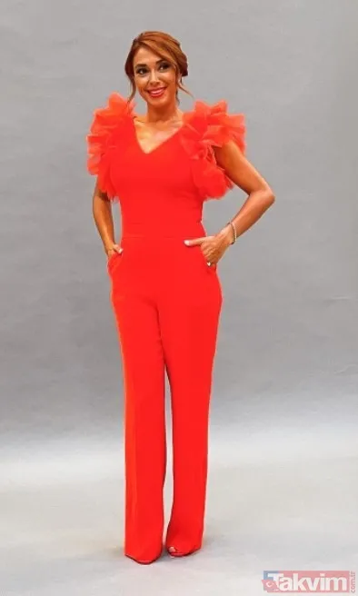 Eser Yenenler'in eşi Berfu Yenenler'den olay kare! Daracık tulumuyla poz verdi görenlerin ağzı açık kaldı: "Buket Aydın olmuşsun" - 14