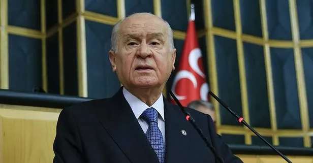 Beşiktaşlılığıyla bilinen MHP Genel Başkanı Devlet Bahçeli’ye imzalı forma hediye edildi