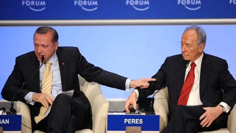 Başkan Recep Tayyip Erdoğan 2009'da başbakanlık yaptığı dönemde İsviçre'nin Davos kentinde her yıl yapılan Dünya Ekonomik Forumu’nun Gazze oturumunda eski İsrail Cumhurbaşkanı Şimon Peres ile sert bir tartışma yaşamış, salonu terk etmişti. (29 Ocak 2009)