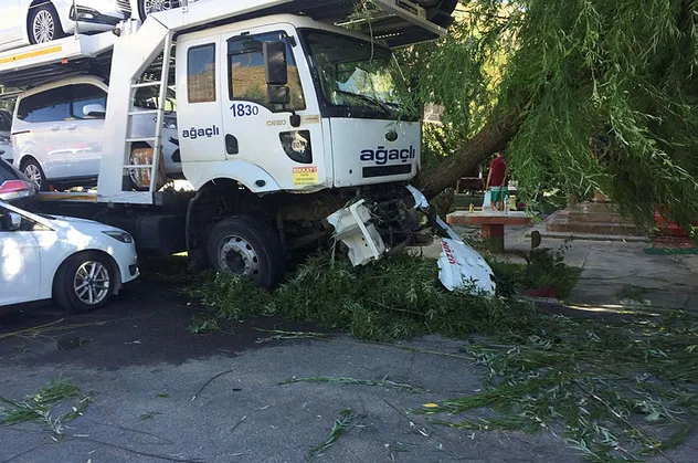 Freni boşalan tır dehşet saçtı! Otoparka daldı 5 aracı biçti