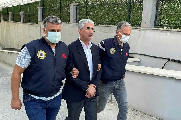 CHP'li Mersin Büyükşehir Belediyesi Başkanı Vahap Seçer ve terörden tutuklu Bedrettin Gündeş terörsevici Serdar Akinan'a para akıttı