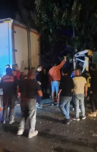 Aydın'da korkutan kaza! Kırmızı ışıkta bekleyen TIR'a kamyonet çarptı: 2 yaralı