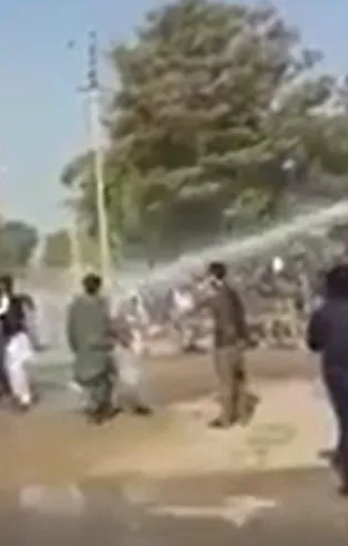 Afgan polisi FETÖ'cüleri tazyikli suyla püskürttü