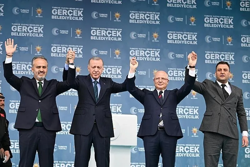 Başkan Erdoğan, Bursa Büyükşehir Belediye Başkanı ve adayı Alinur Aktaş (solda), AK Parti Bursa İl Başkanı Davut Gürkan (sağ 2), MHP Bursa İl Başkanı Muhammet Yetkin (sağda), vatandaşları selamladı.