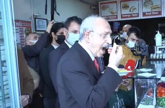 dukkan-sahibi-tattirmak-isteyince-chp-genel-baskani-kemal-kilicdaroglu-mali-goturdu-fazla-koyma-1614264586266.jpeg Dükkan sahibi tattırmak isteyince CHP Genel Başkanı Kemal Kılıçdaroğlu 'malı' götürdü: "Fazla koyma..."-3