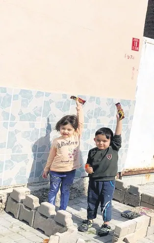 Polisi gören küçük kardeşler, taşların arkasına saklandı