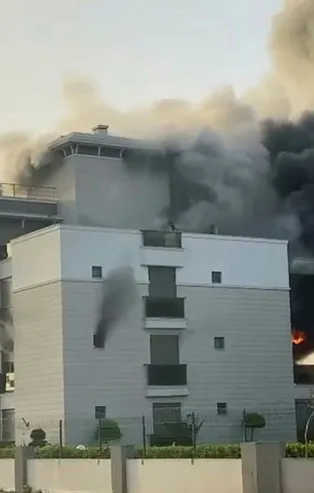 Antalya'da can pazarı! Çatıya çıkıp dakikalarda yardım beklediler