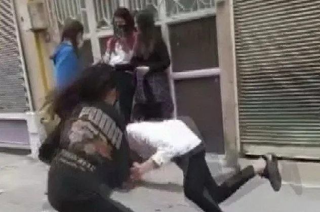Genç kızların kavgası kamerada! Saçlarından sürükleyip yerden yere vurdu