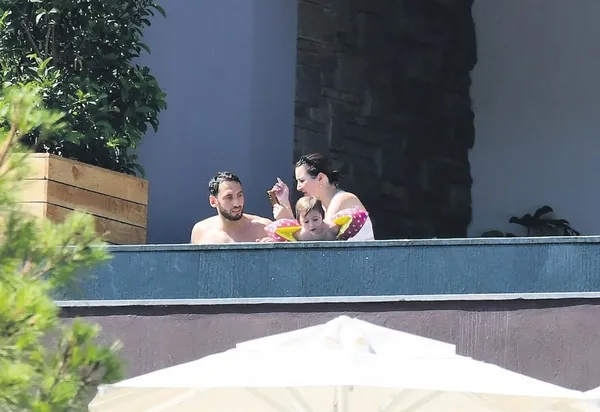 Milan'dan İnter'e 5 milyon euro'ya transfer olan Hakan Çalhanoğlu, tatil için ailesiyle Bodrum'a gitti-3