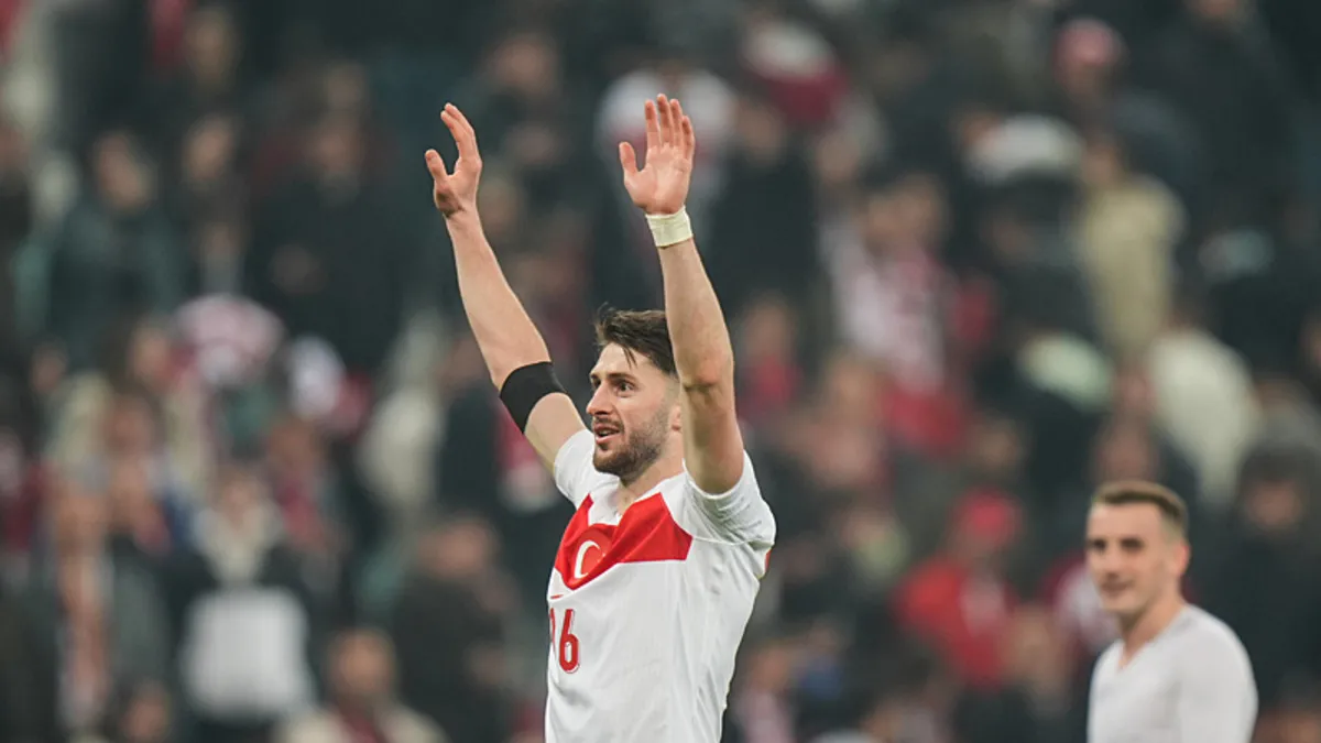 Milli takımda Kaan Ayhan sakatlandı İsmail Yüksek cezalı