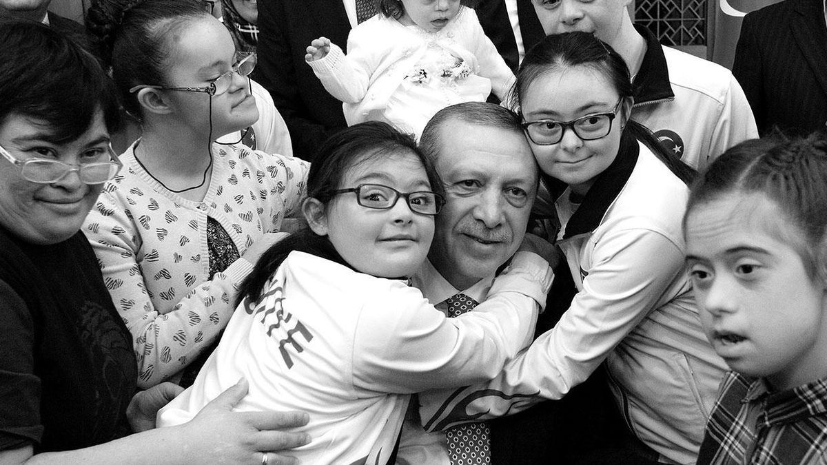 Başkan Erdoğan'dan Down Sendromu Günü mesajı: Dünyamızı güzelleştiren özel gereksinimli yavrularımız gözlerinizden öpüyorum