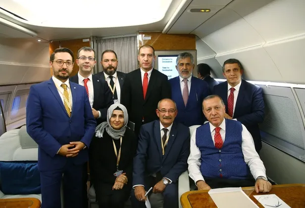 Erdoğan, dönüş yolunda gazetecilerle hatıra fotoğrafı çektirdi-2