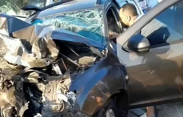 izmirde-minibusle-otomobil-carpisti-4-olu-21-yarali-1688162778401.jpeg İzmir'de minibüsle otomobil çarpıştı: 4 ölü 21 yaralı-3