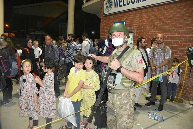 Son dakika: Kabil'deki 104 Türk vatandaşı daha TSK'nin nakliye uçağı "Herkül" ile tahliye edildi-1