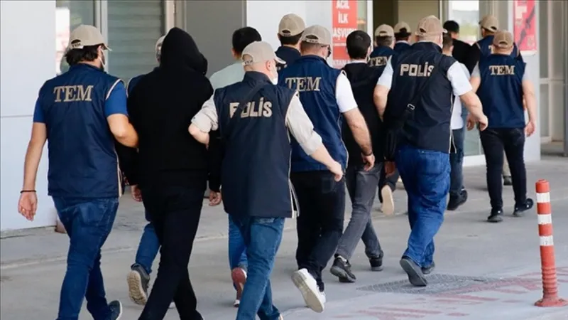 fetonun-muavenet-agina-operasyon-43-gozalti-1776198626267.jpeg FETÖ’nün muavenet ağına operasyon: 43 gözaltı-5