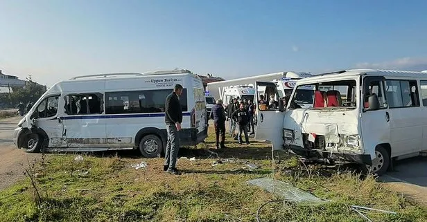 Feci kaza! Servis minibüsü ve yolcu minibüsü çarpıştı