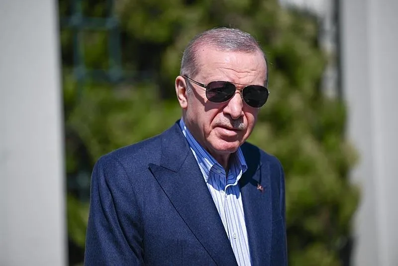 Başkan Erdoğan, cami çıkışında basın mensuplarının sorularını yanıtladı. (AA)