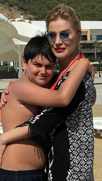 Şarkıcı Songül Karlı'nın oğlunu görenler gözlerine inanamıyor-2