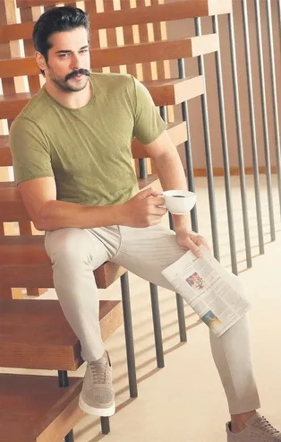 Süper aile! Burak Özçivit ve eşi Fahriye Evcen ne giyse yok satıyor...