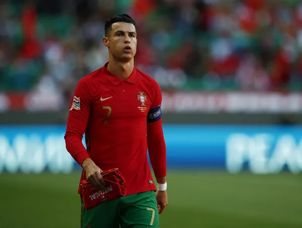 futbol-haberleri-ronaldoya-15-milyon-euro-degerinde-sok-1655800329943.jpg Futbol haberleri.. Ronaldo'ya 1.5 milyon euro değerinde şok!-6
