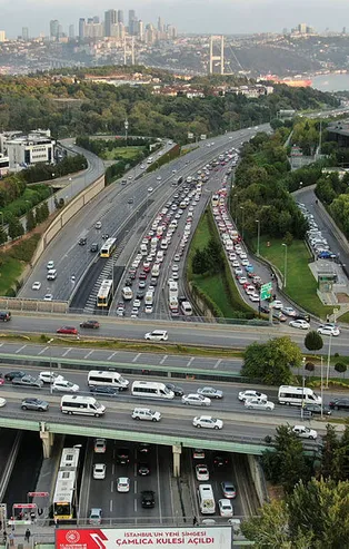 İstanbul'da sabah saatlerinde trafik yoğunluğu yaşanıyor