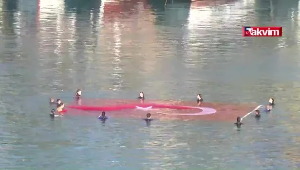 Denizde Türk bayrağı açtılar